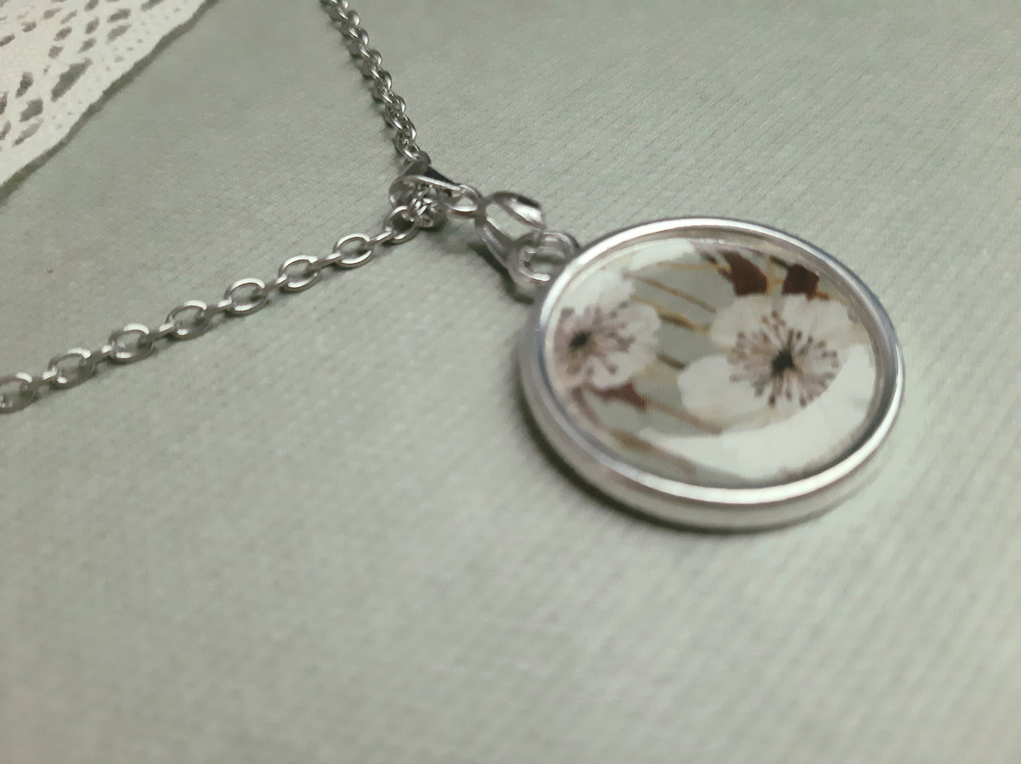 Collier Chaîne Médaillon Résine fleurs Vert d'Eau