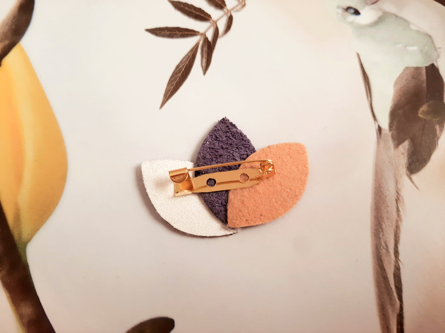 Broche cuir Lotus pétales