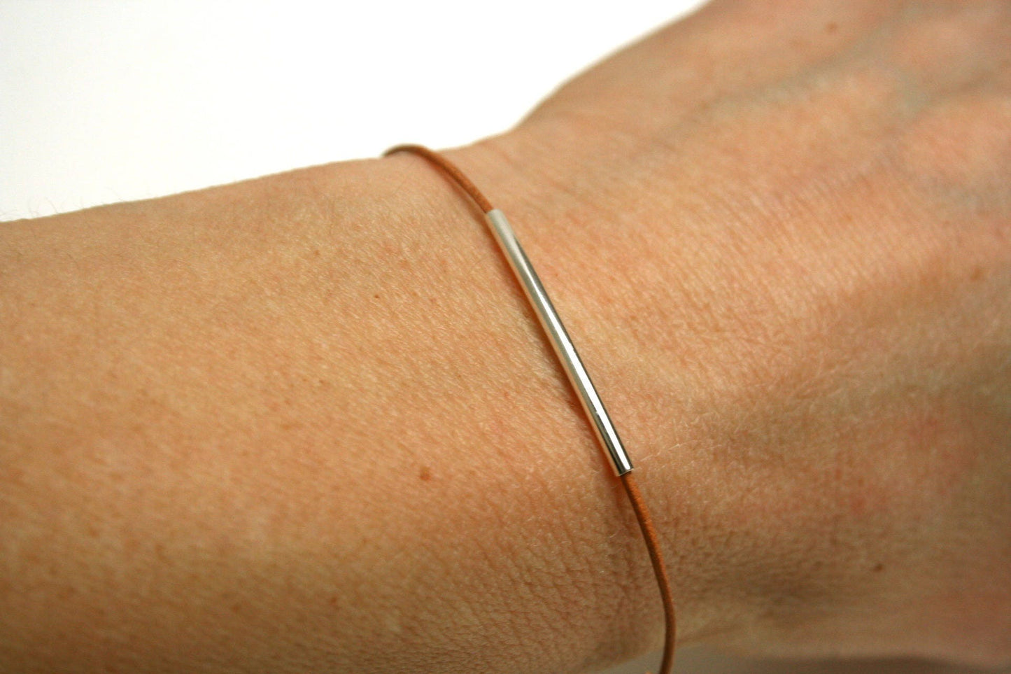 Bracelet réglable cuir beige tube laiton argenté