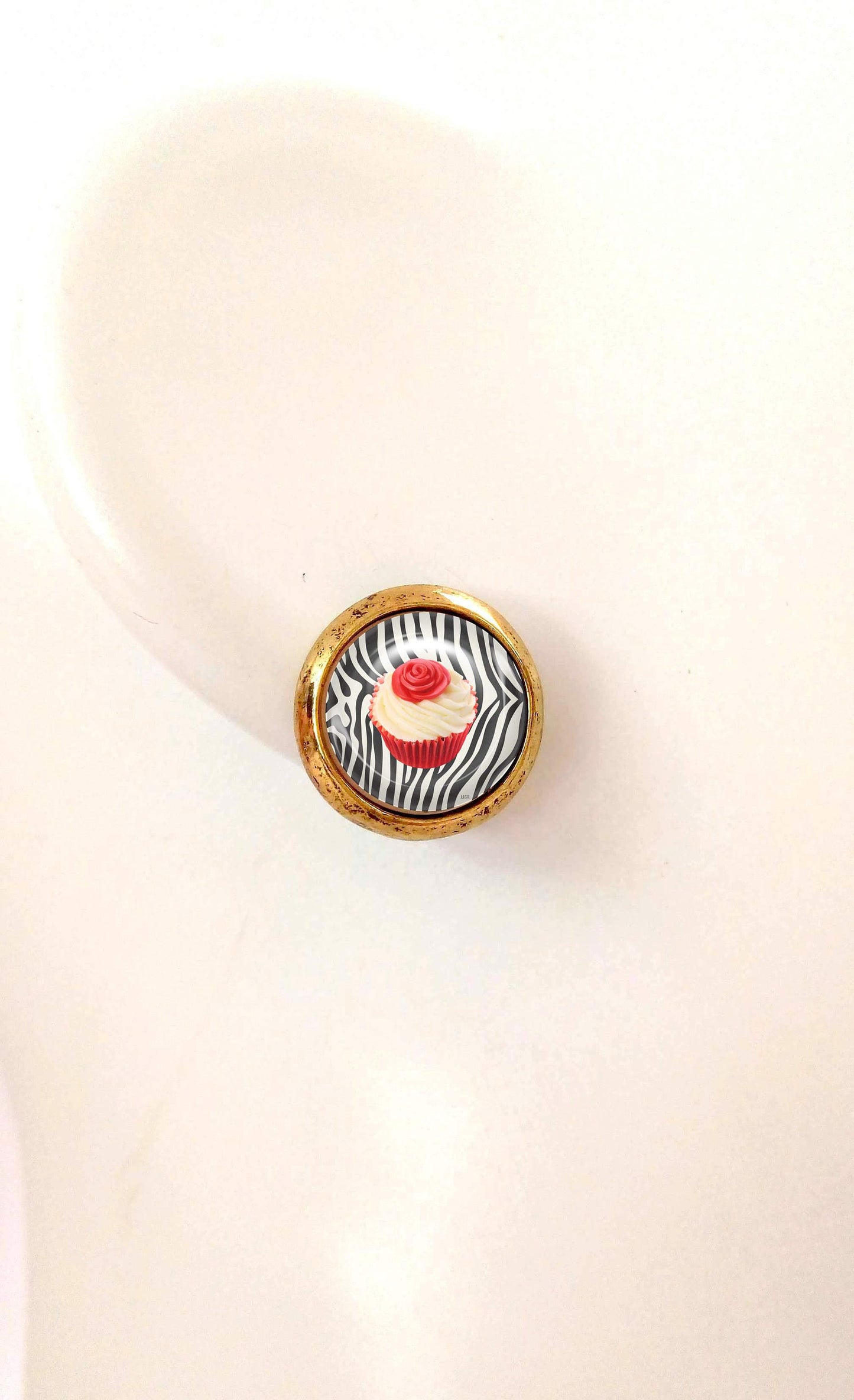 Studs puces cabochon cup cake rouge sur zèbre