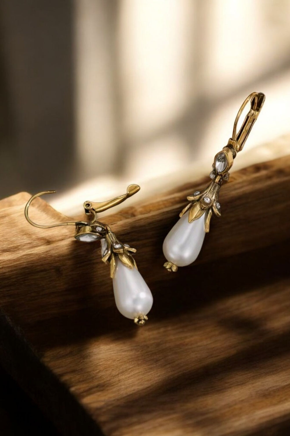 Dormeuses antiques goutte nacrée baroque