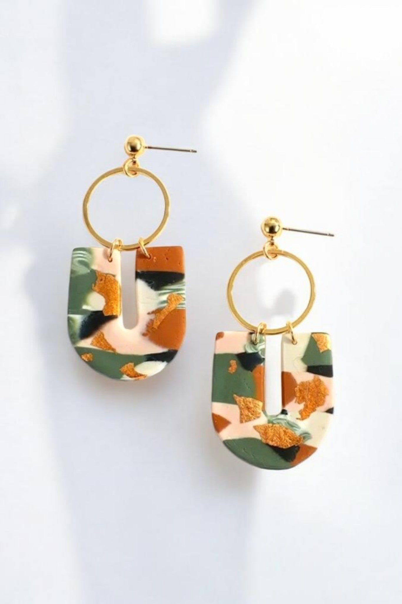 Grandes boucles d'oreilles géométriques polymère éclats d'or