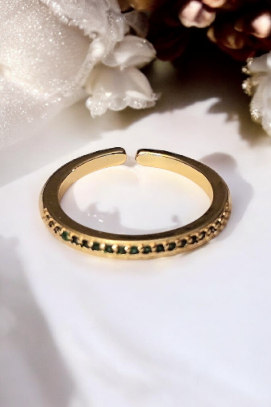 Bague éclats de pierres taillées tonalité d'émeraude