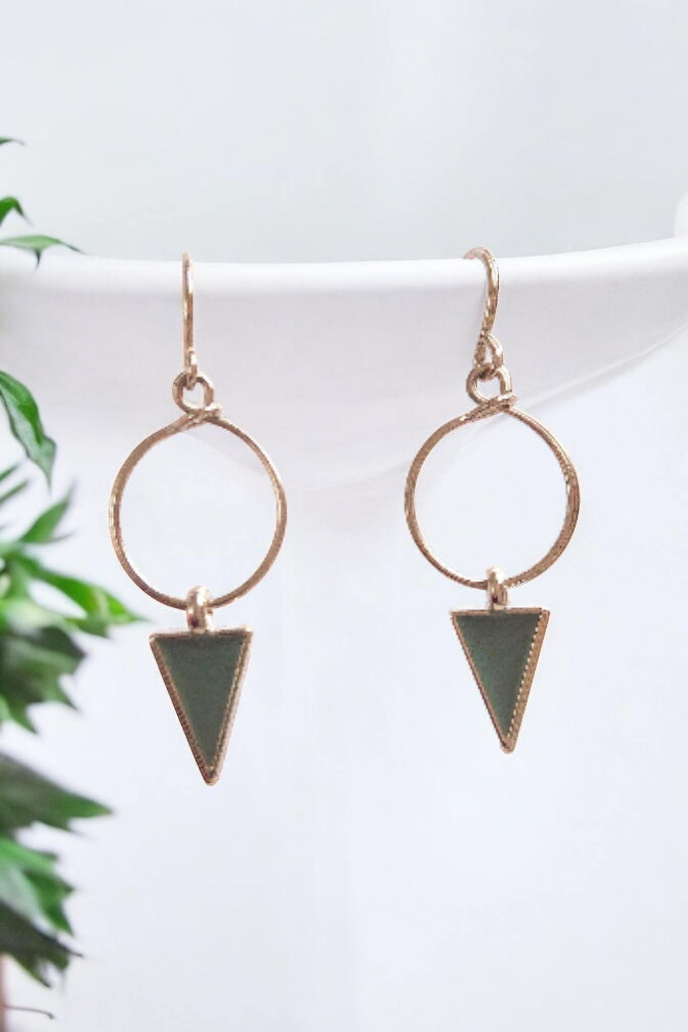 Boucles d'oreilles triangles émail vert trianon