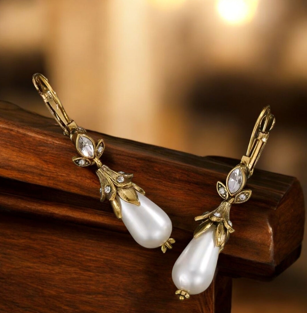 Dormeuses antiques goutte nacrée baroque