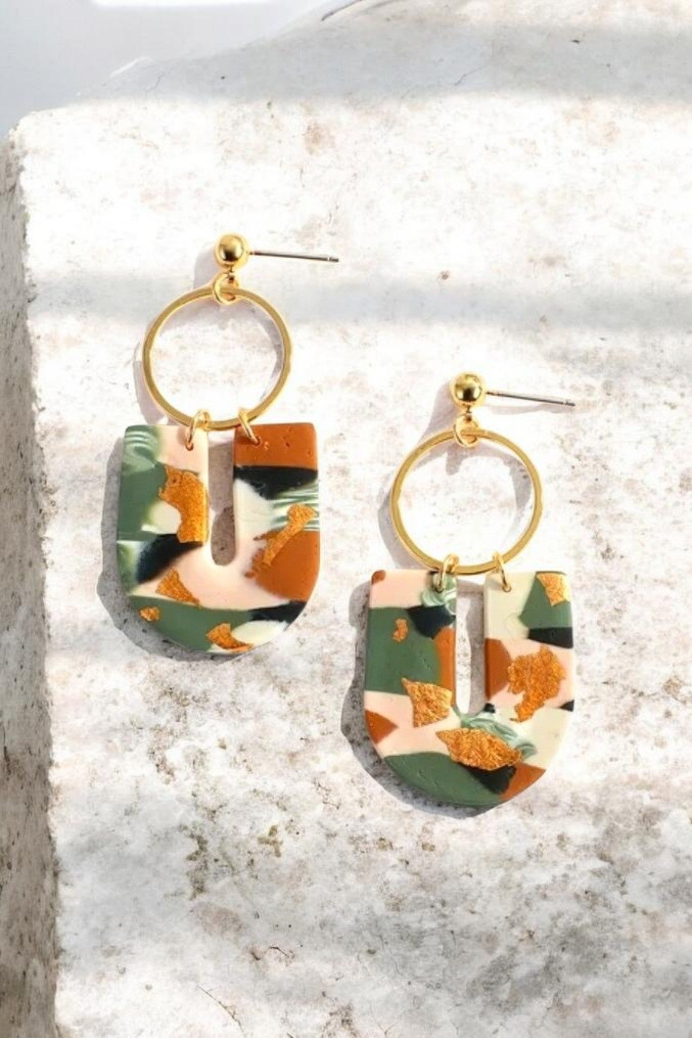 Grandes boucles d'oreilles géométriques polymère éclats d'or