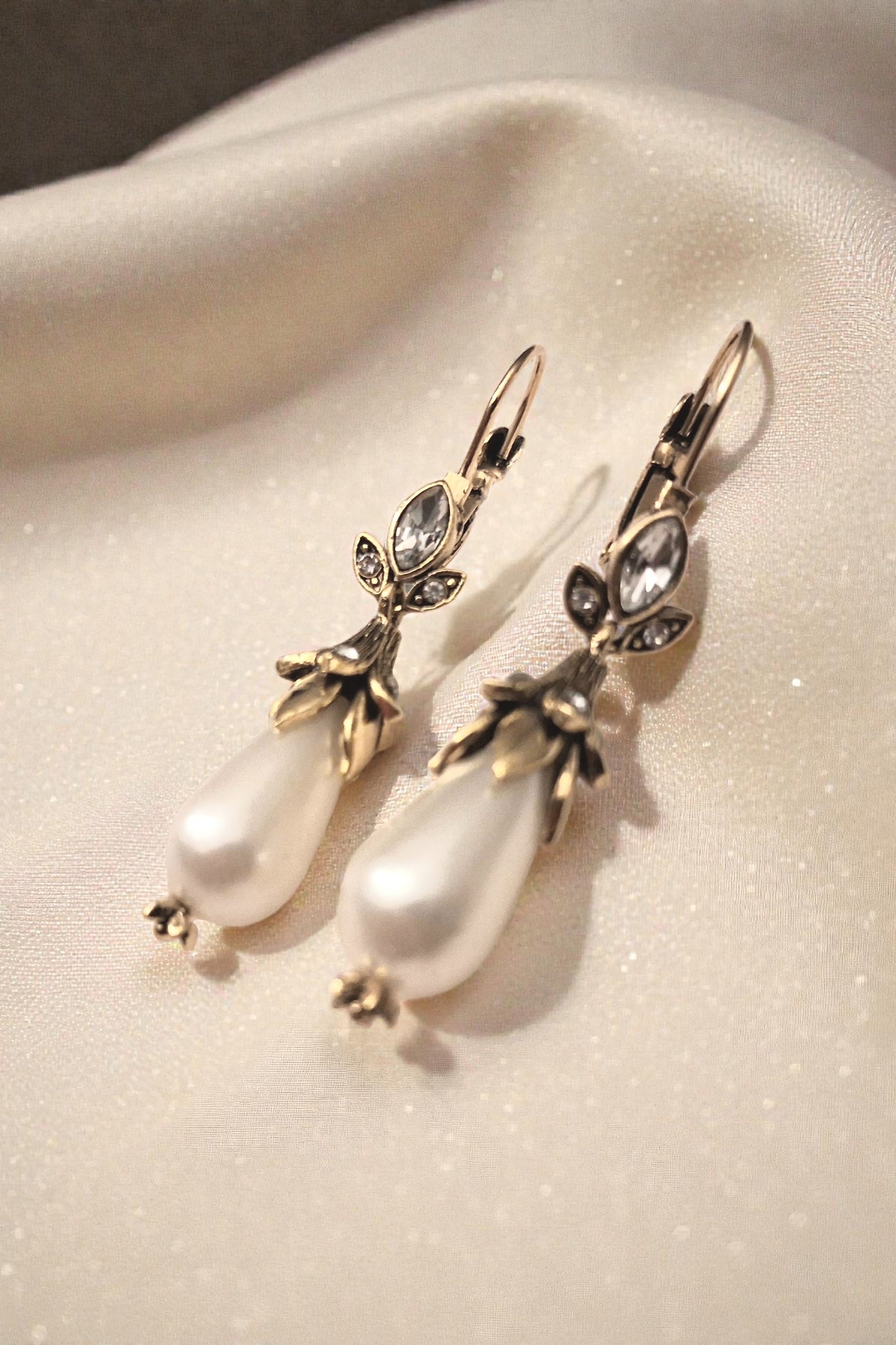 Dormeuses antiques goutte nacrée baroque