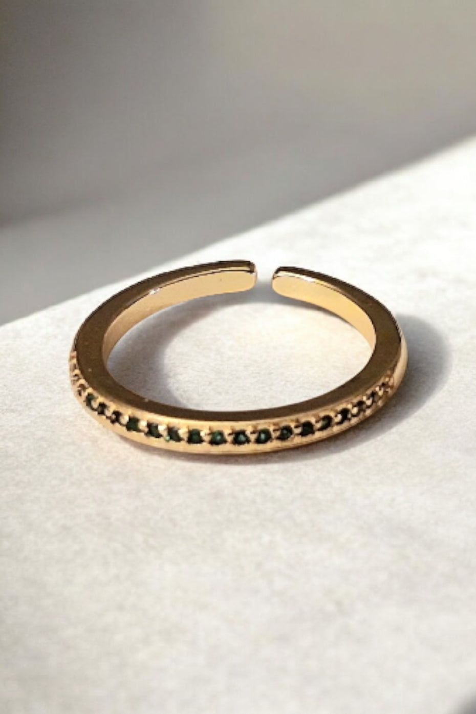 Bague éclats de pierres taillées tonalité d'émeraude