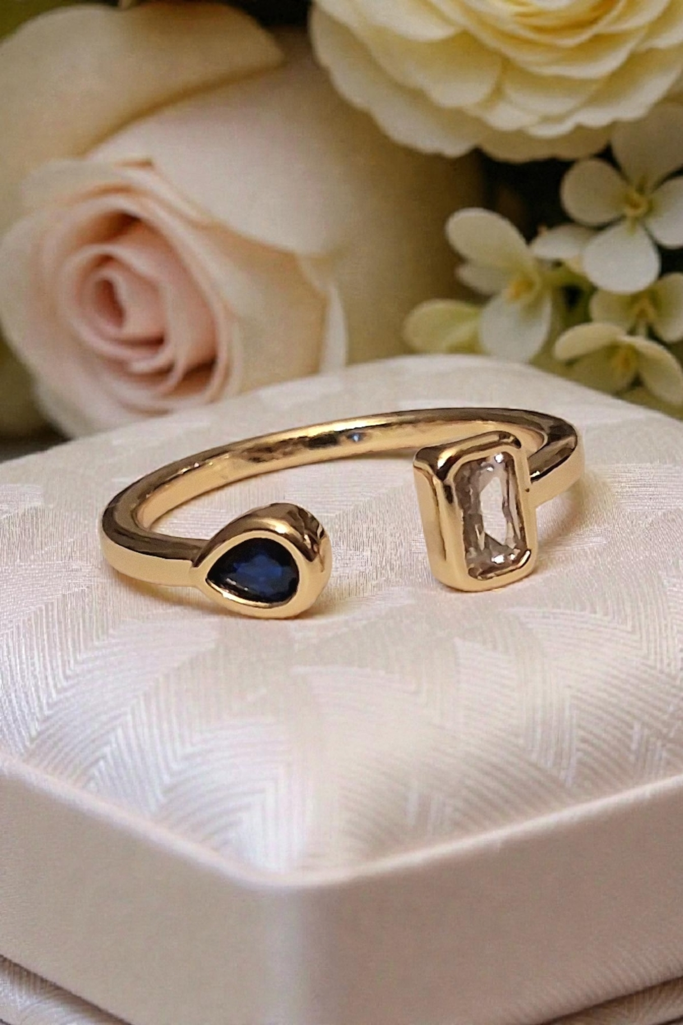 Bague contemporaine esprit saphir et cristal