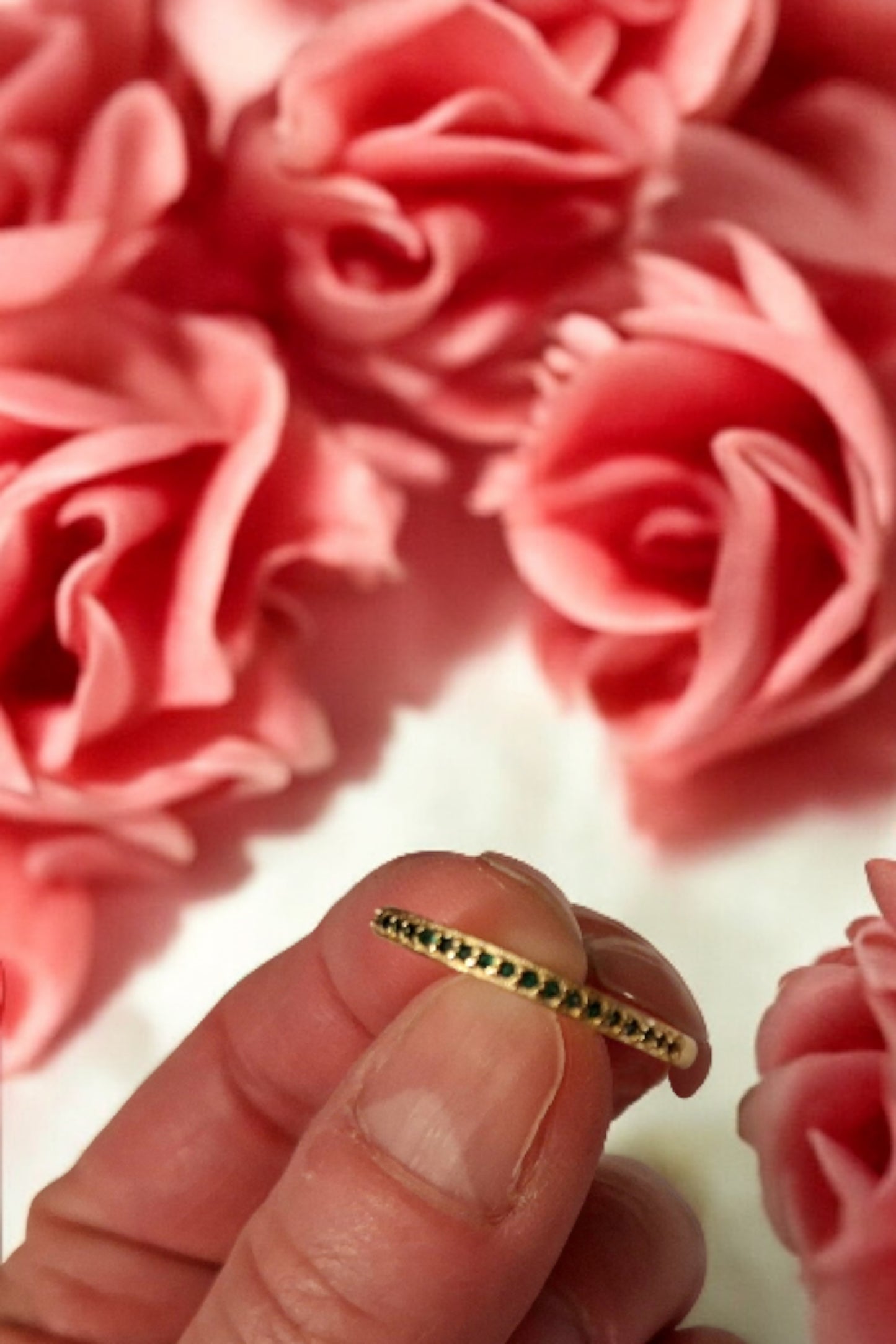 Bague éclats de pierres taillées tonalité d'émeraude