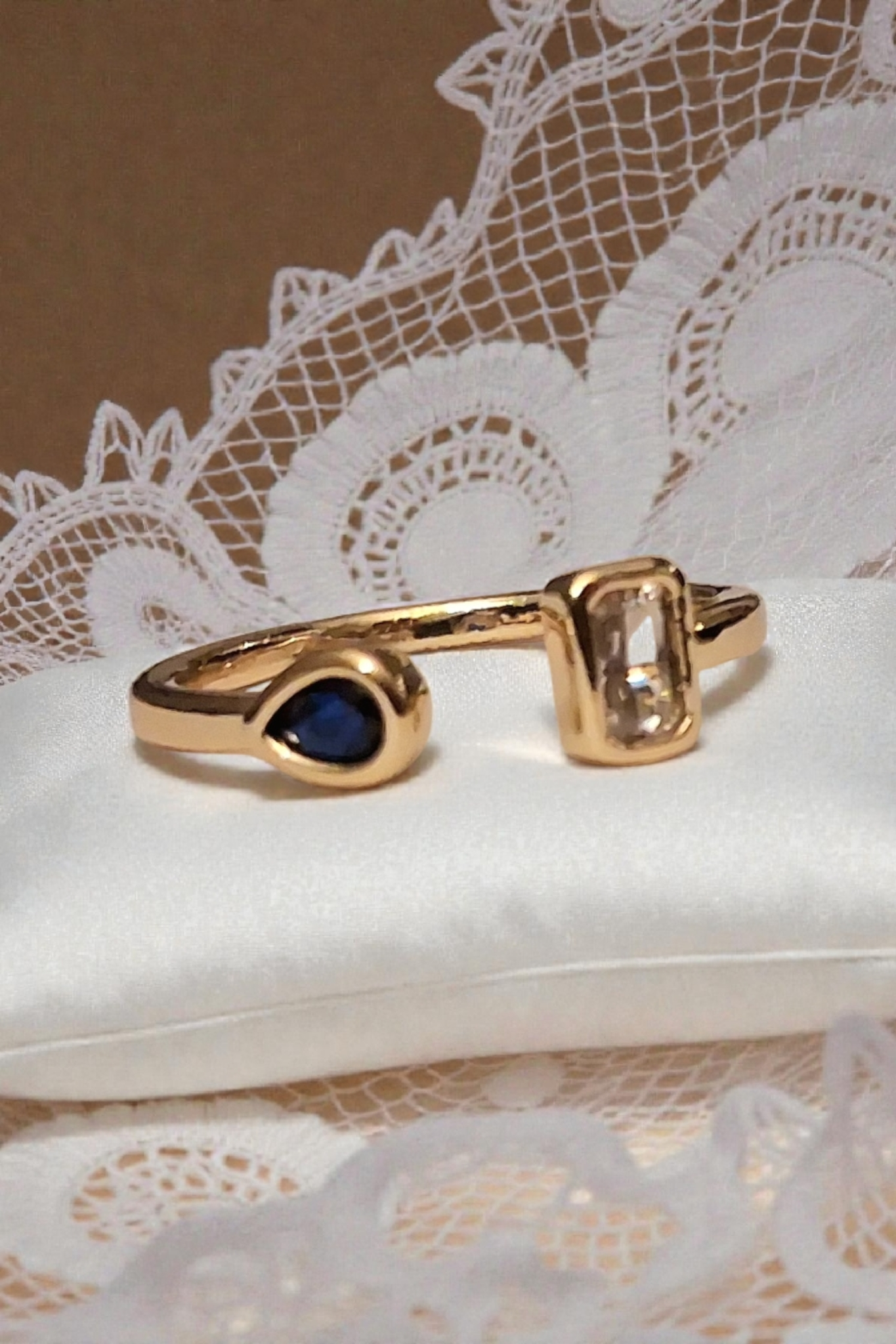 Bague contemporaine esprit saphir et cristal