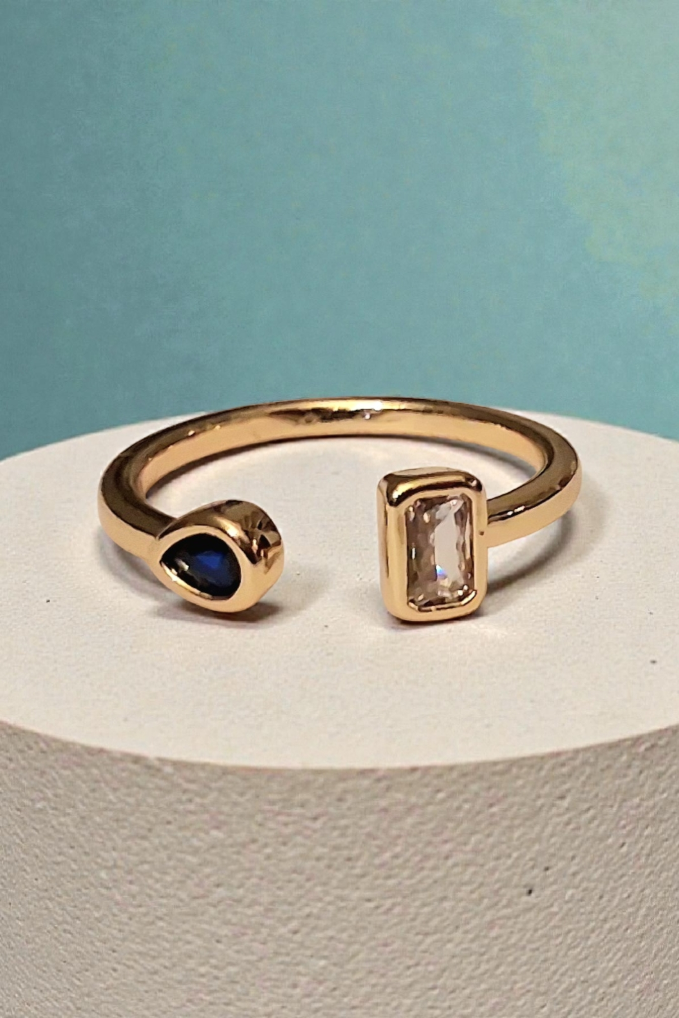 Bague contemporaine esprit saphir et cristal