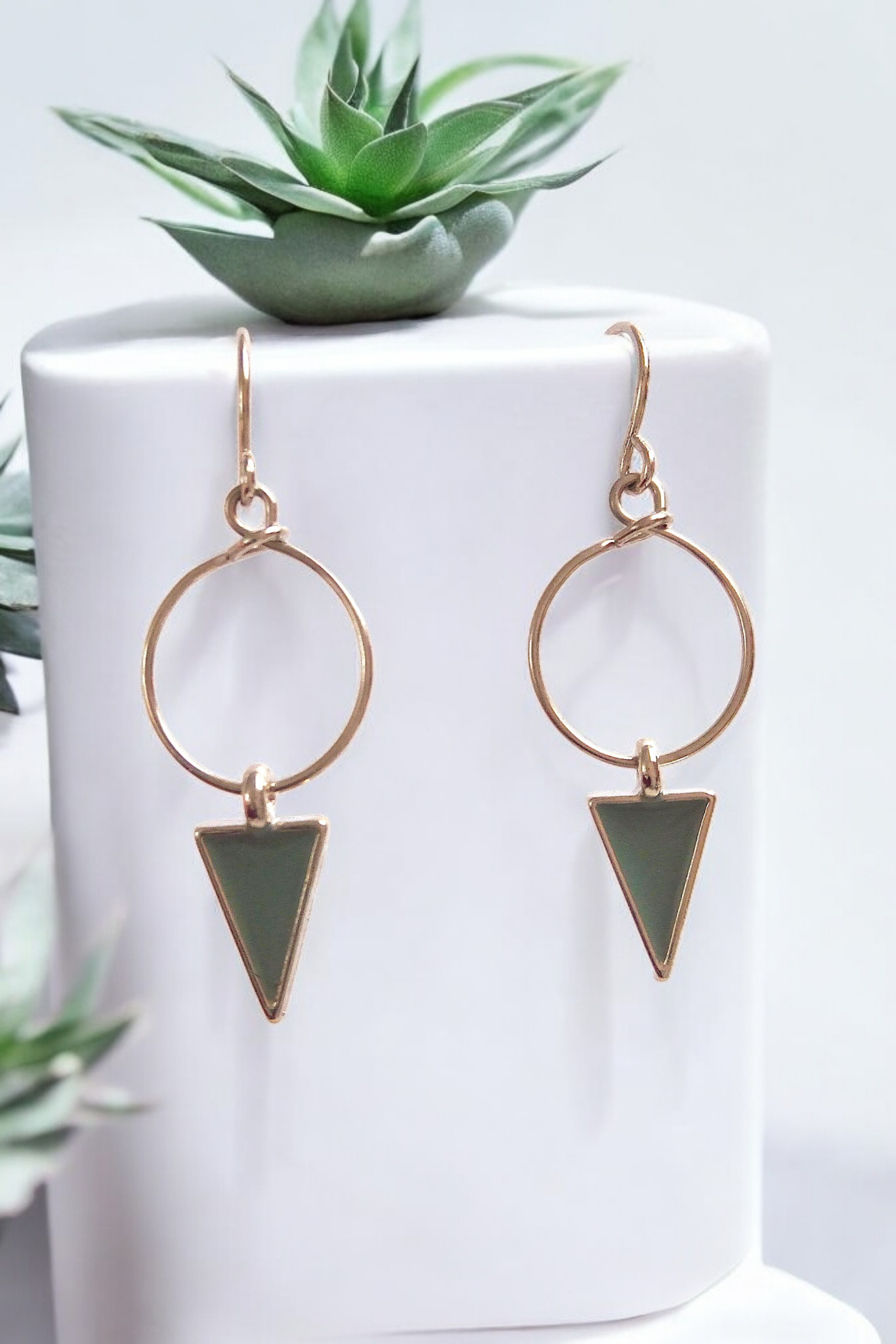 Boucles d'oreilles triangles émail vert trianon