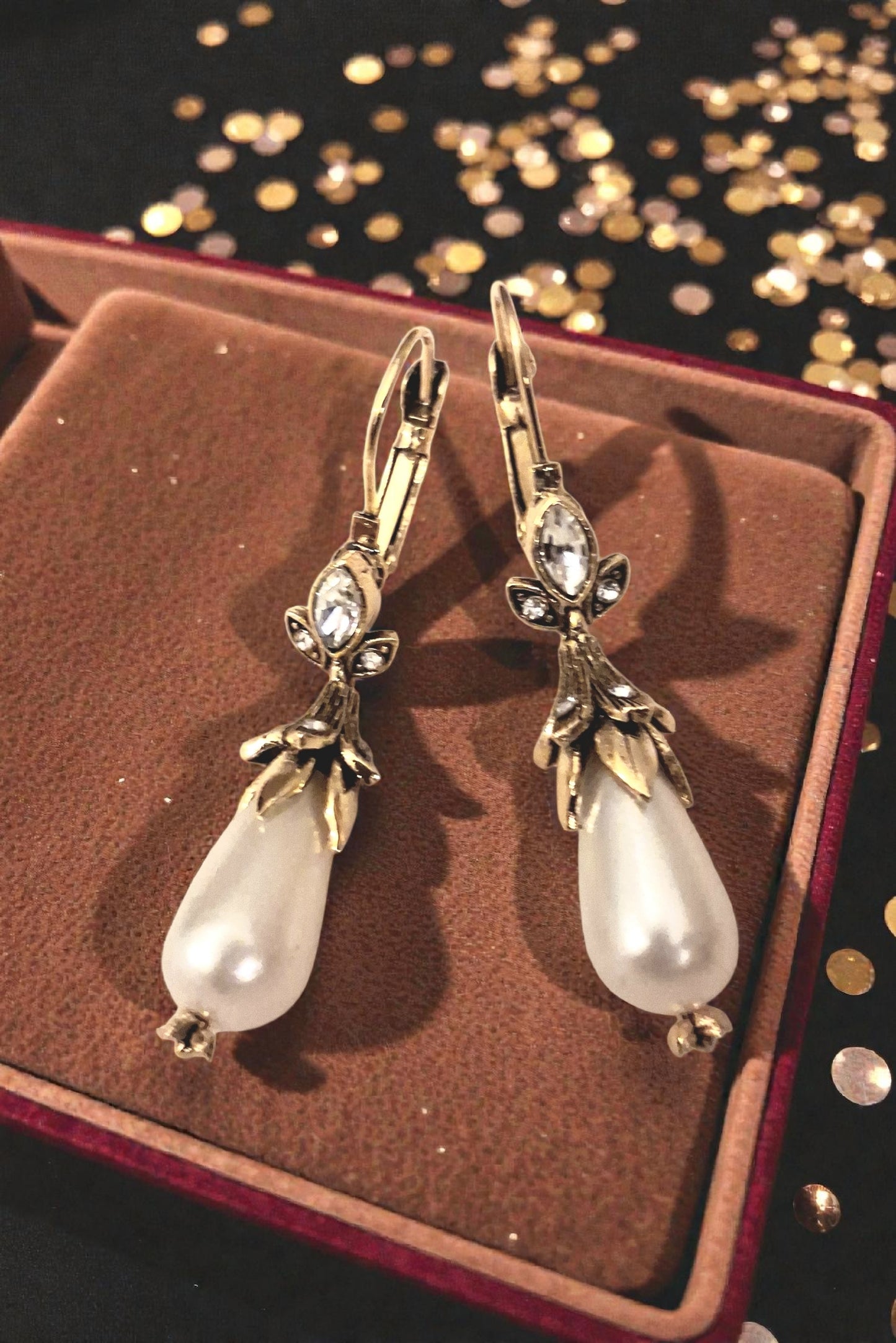 Dormeuses antiques goutte nacrée baroque
