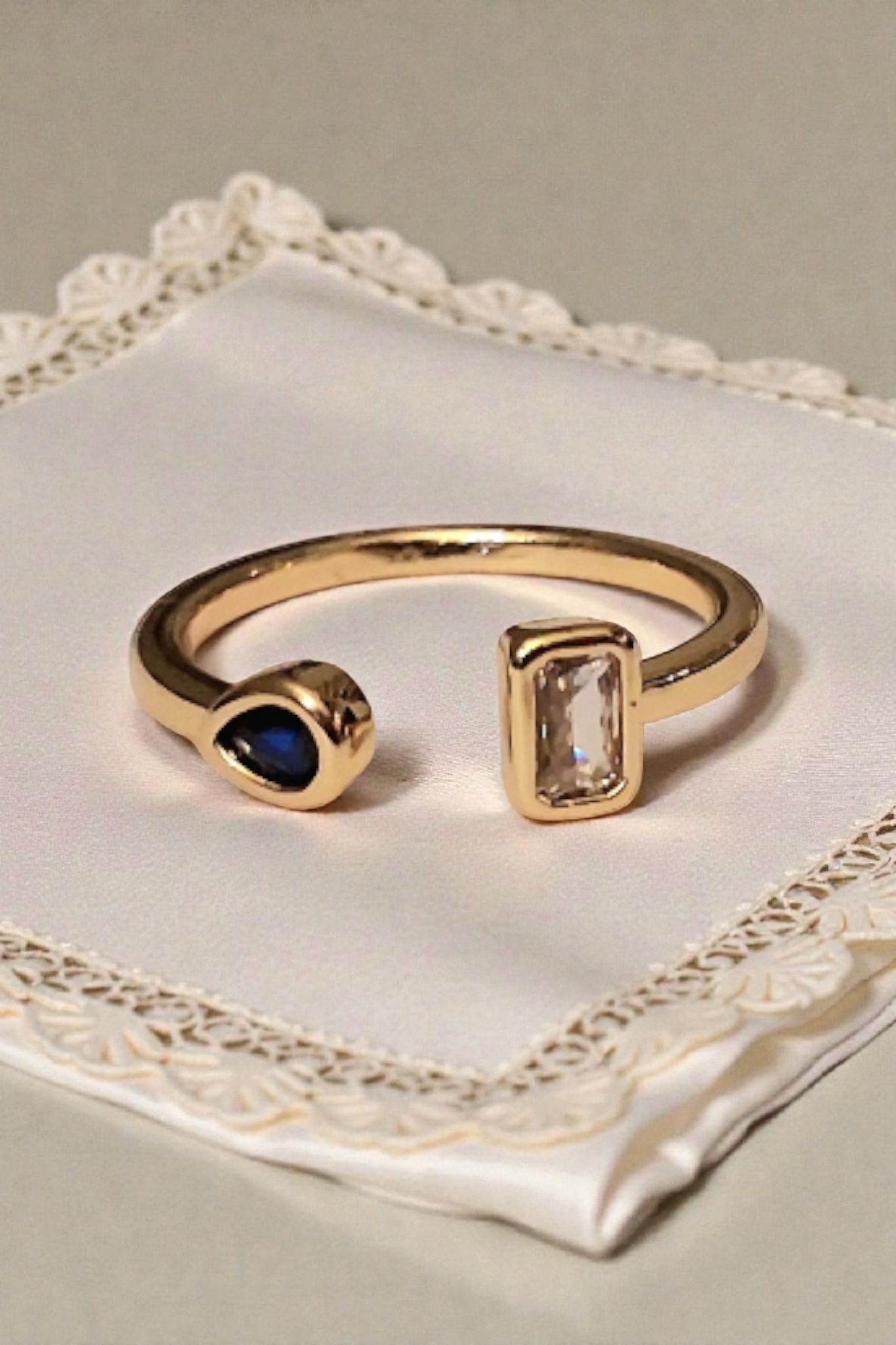 Bague contemporaine esprit saphir et cristal