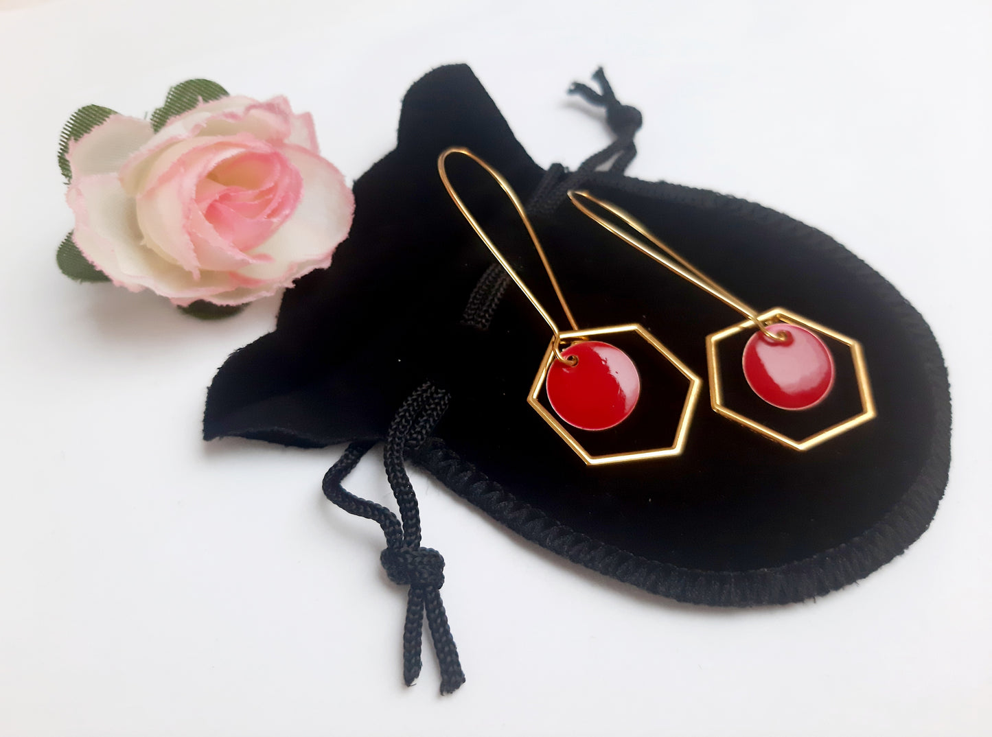 Boucles d'oreilles hexagone sequin émail rouge