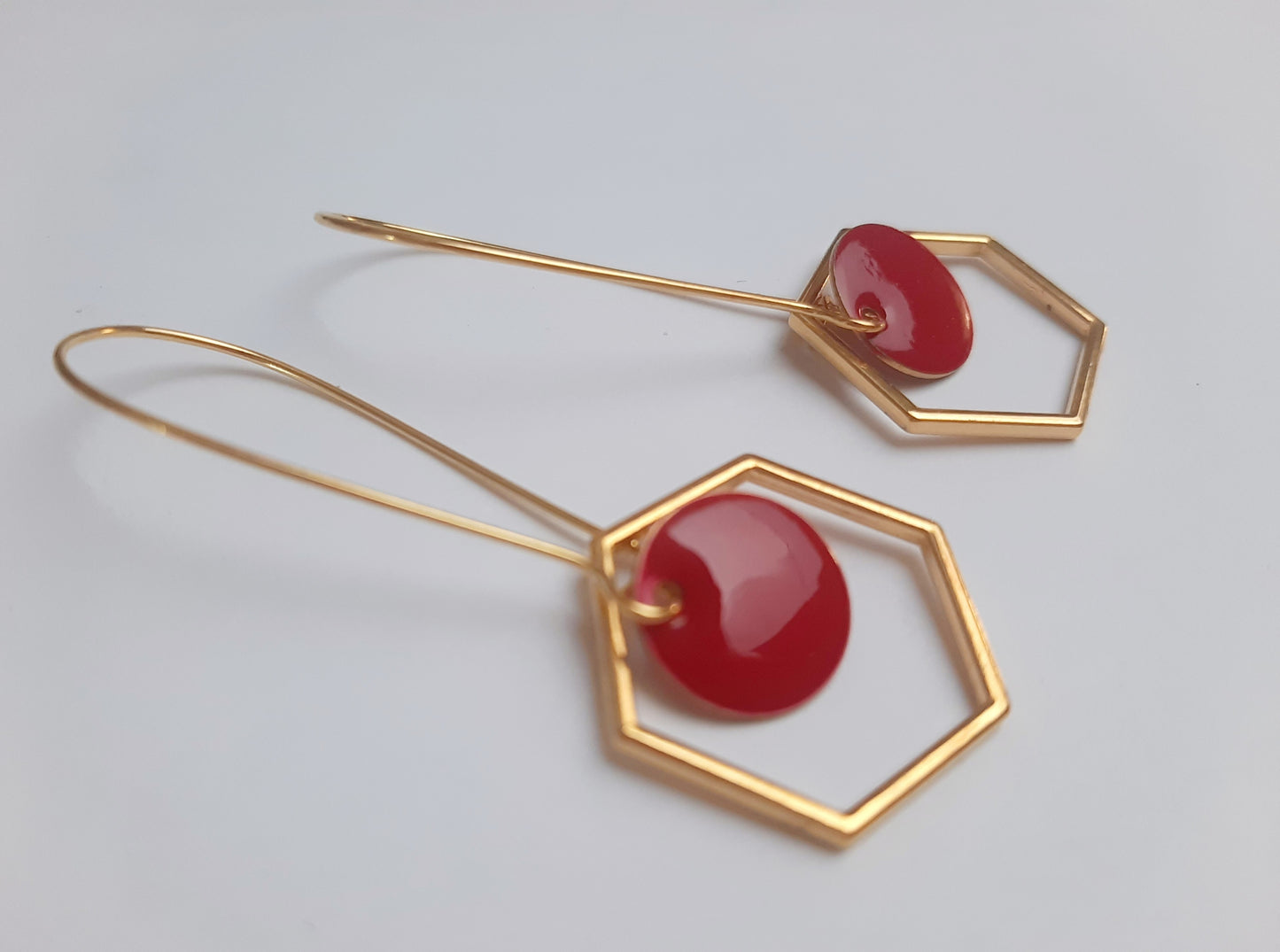 Boucles d'oreilles hexagone sequin émail rouge