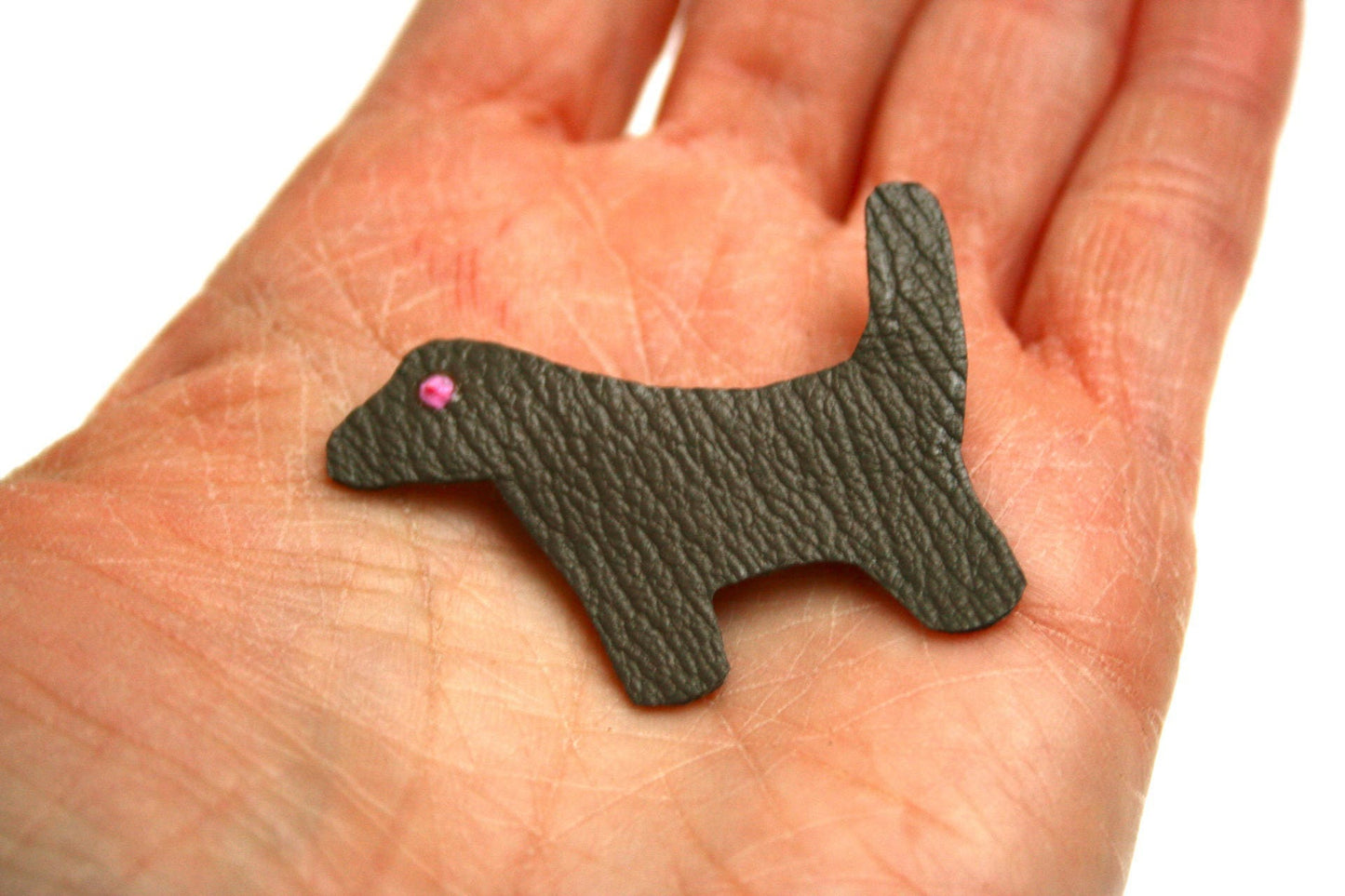 Broche cuir minimaliste chien