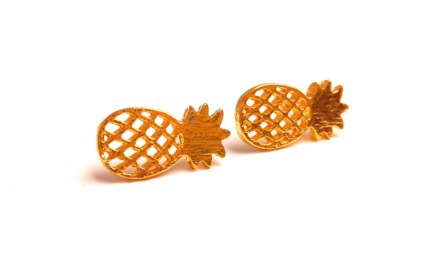 Minimalist brass pineapple chips