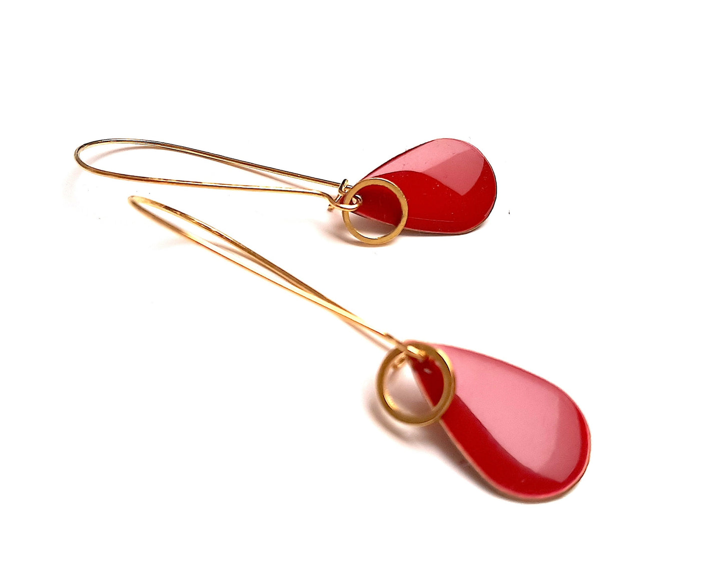 Fancy dangling earrings with garnet red enamelled sequins