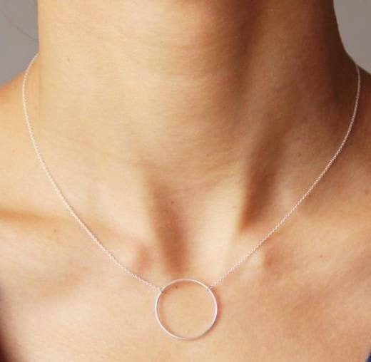 Minimalist short silver striated circle thin necklace