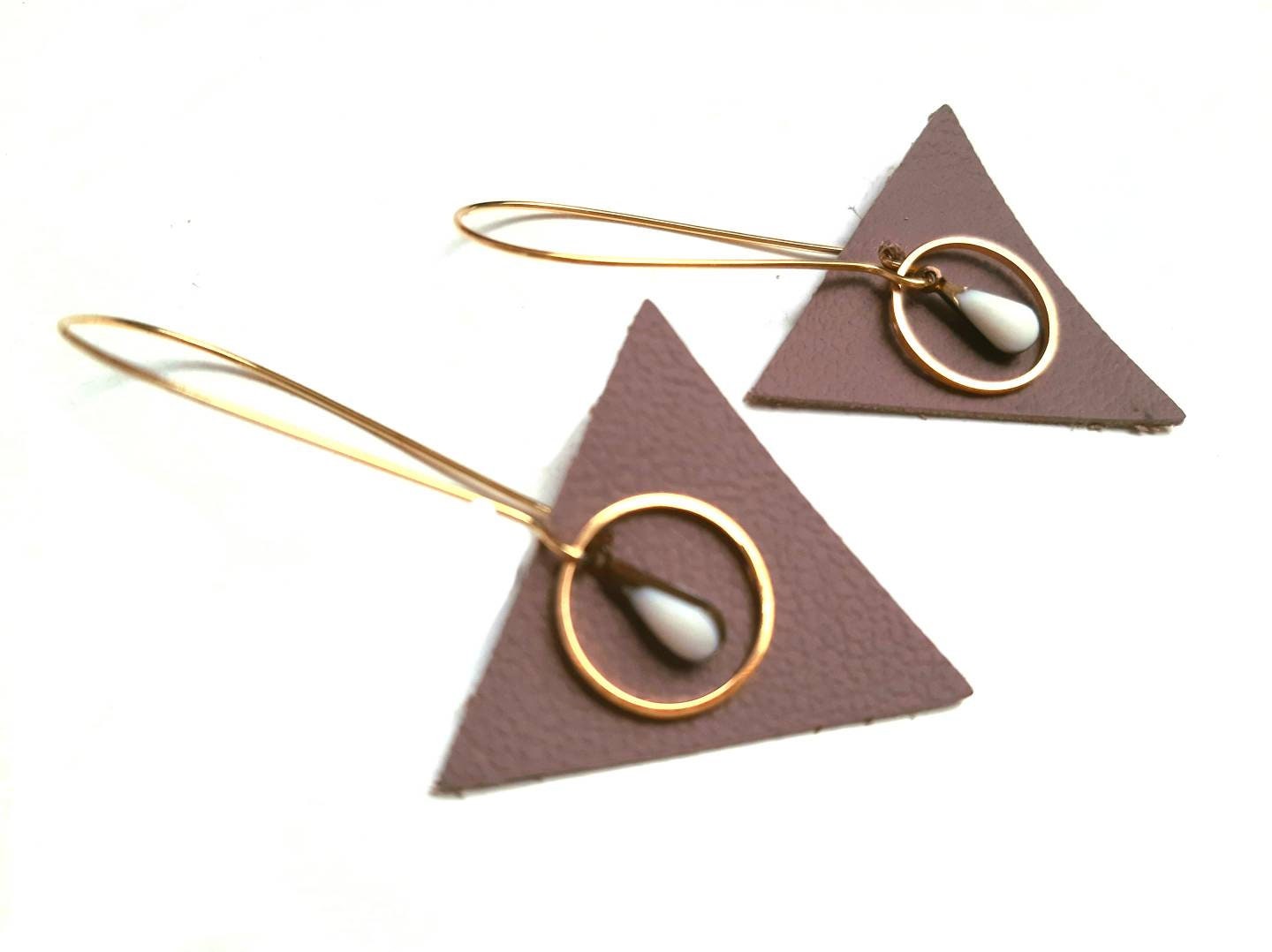 Boucles d'oreilles triangles cuir goutte émail blanc